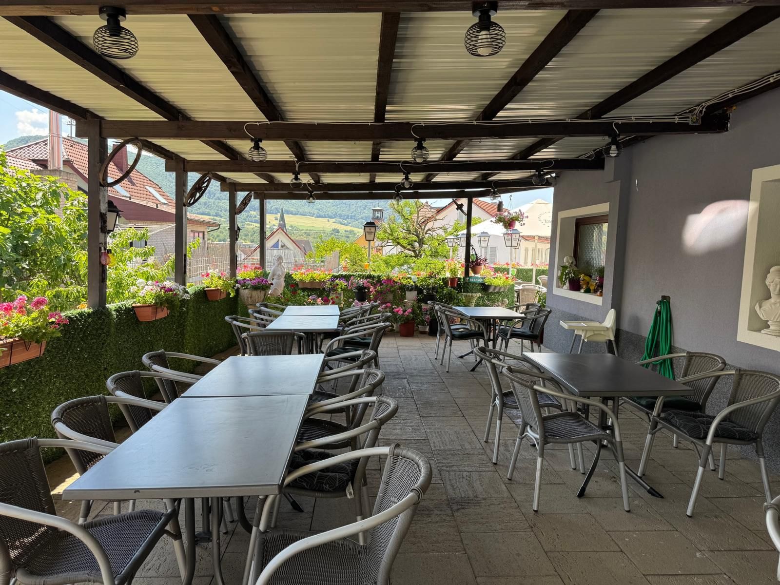 Sonnenterrasse mit Blumen und Blick über Owen zur Teck