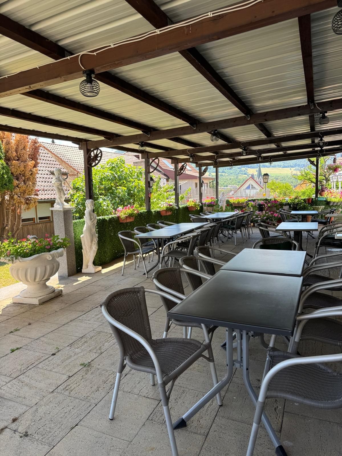 Terrasse mit Tischreihen, Steingarten und Blick zur Teck